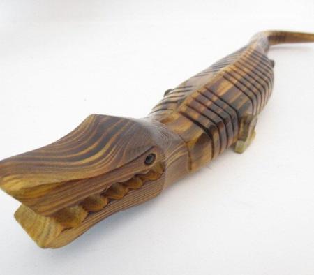 Holzkrokodil